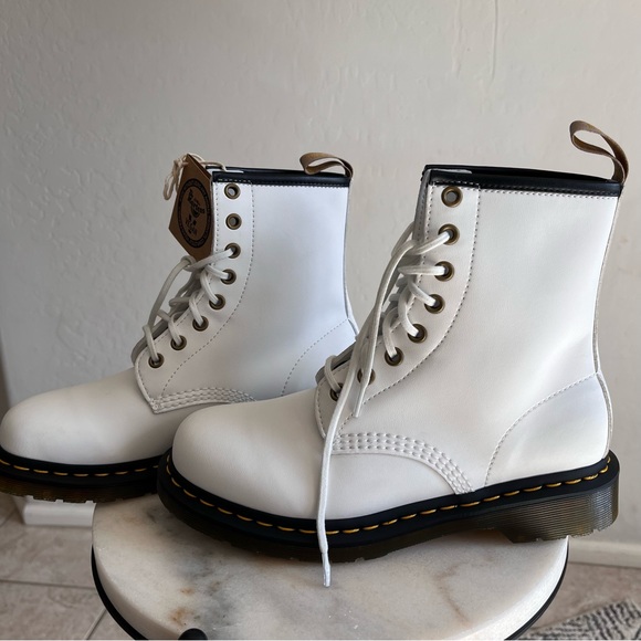 SOLD!!🧾🍒DOC MARTEN VEGAN LEATHER WHITE 1460 KEMBLE LACE UP BOOTS 7W/6M - Picture 3 of 15